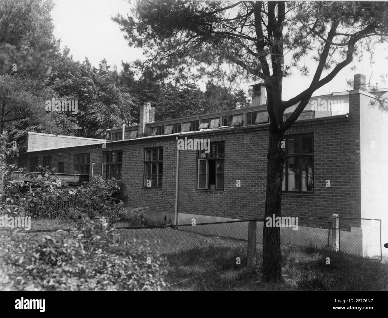 Usine de produits métalliques de W. Segerström. La société a été fondée en 1900 et a été détenue jusqu'en 1928 par le fabricant W. Segerström. En 1912, l'usine a été transférée à Ängelholm. En 1929, l'usine a été reprise par l'ingénieur Gunnar Larsson. La façade pour l'ouest en 1938. Dans l'usine, des pompes en métal et celluloïd, des réflexions, des supports de pompe, une ventilation pour les velocipeds et des réflecteurs pour les véhicules de chevaux et les voitures ont été fabriqués avec des vannes d'air frais pour les bâtiments. Le travail compte environ 50 hommes. Banque D'Images