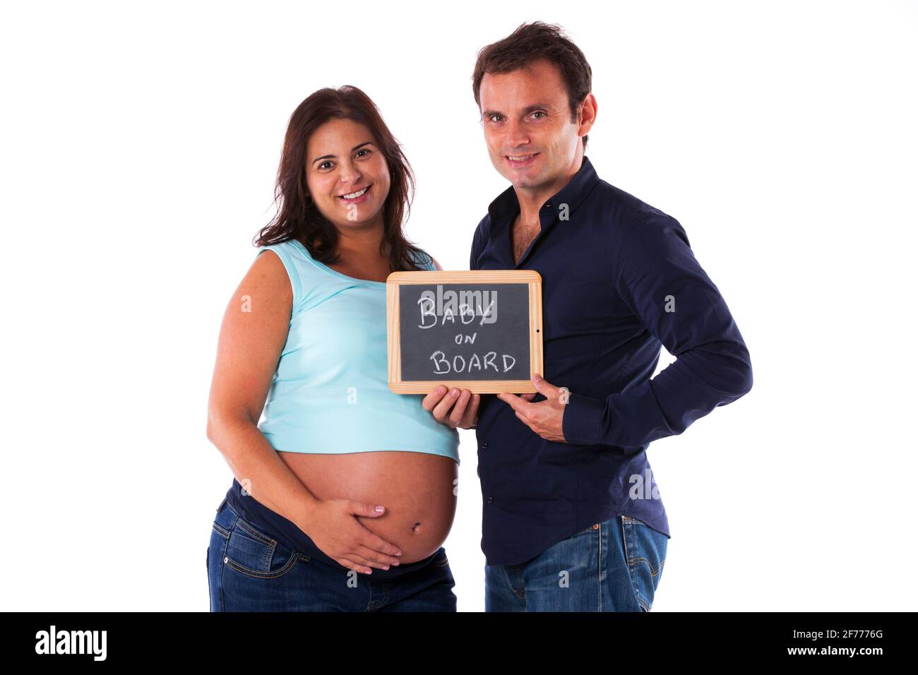 Couple avec une femme enceinte disant bébé à bord Banque D'Images