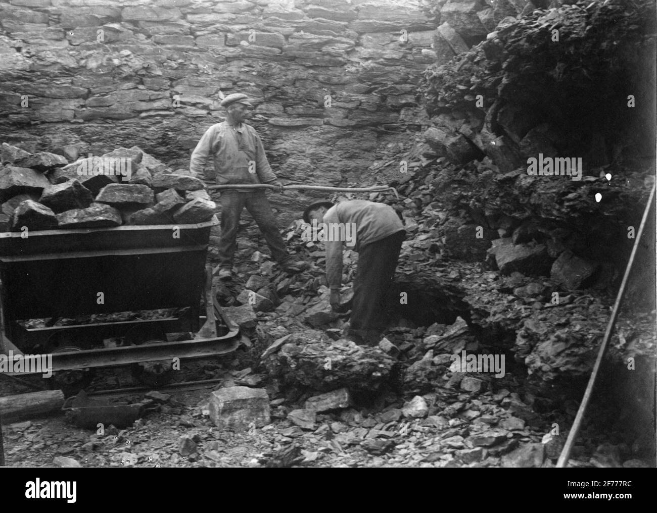 Combustion de chaux. Utilisation de latorps. La chaux brûlée est sortie du four. Banque D'Images
