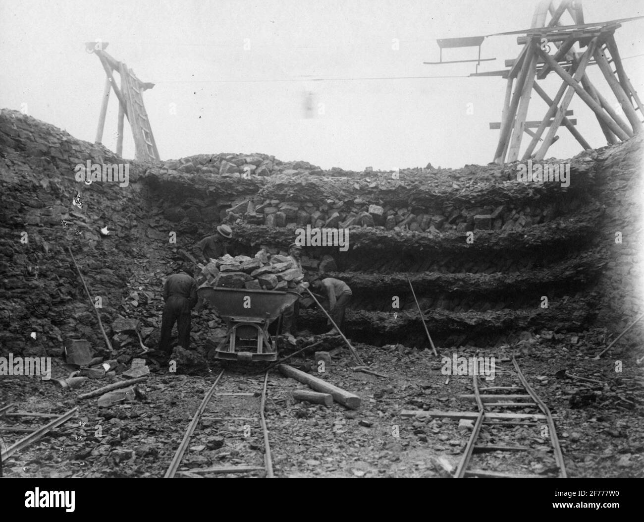 Combustion de chaux. Utilisation de latorps. La chaux brûlée est encastrée dans le four. Banque D'Images