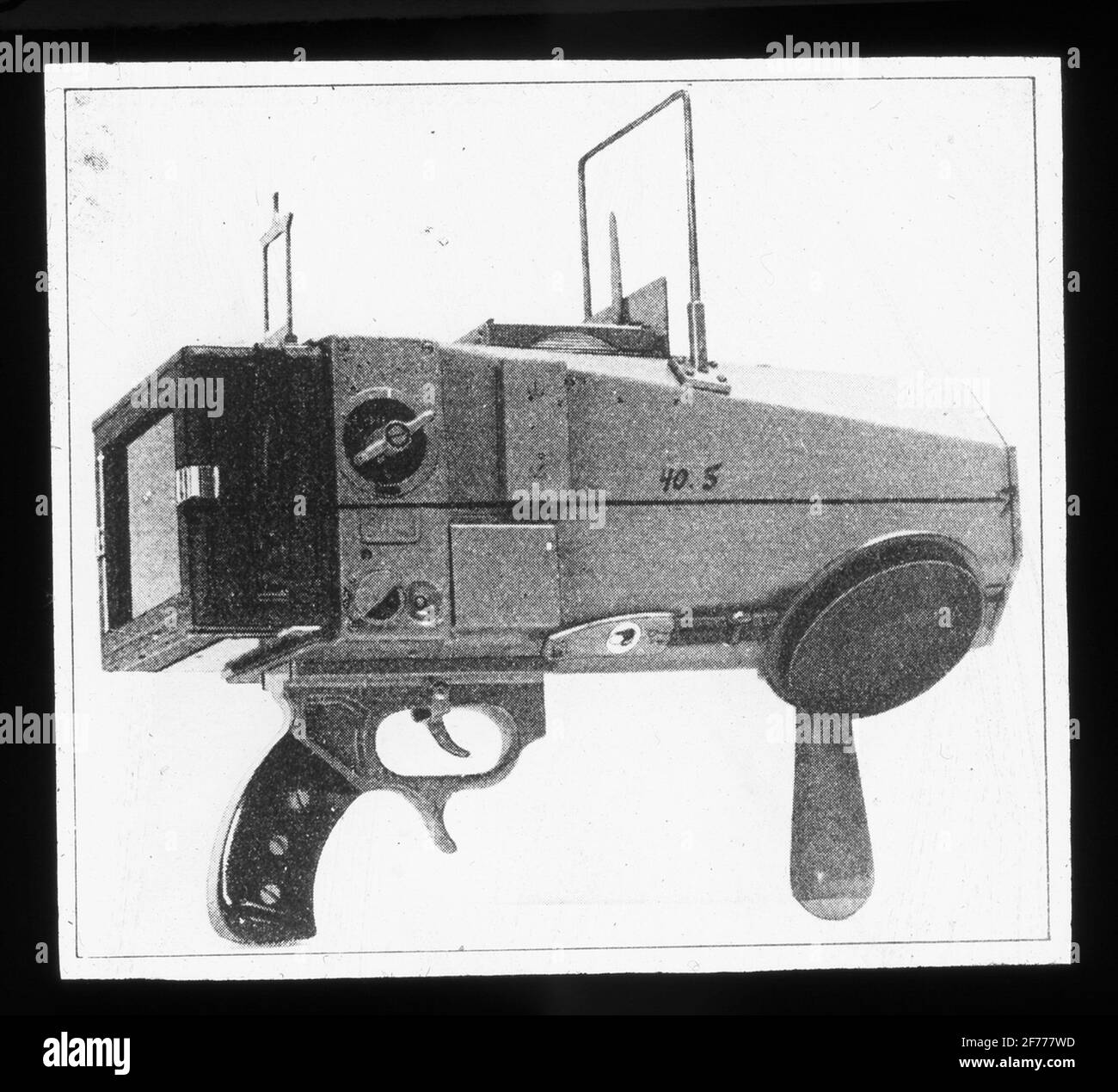 Image de Skioticon du Département de la photographie de l'Institut royal de technologie. Utilisation par le professeur Helmer Bäckström comme matériel de conférence. Bäckström a été le premier professeur suédois de photographie à l'Institut royal de technologie de Stockholm 1948-1958.appareil photo Pistol. Probablement pour la photographie à grande vitesse. Banque D'Images