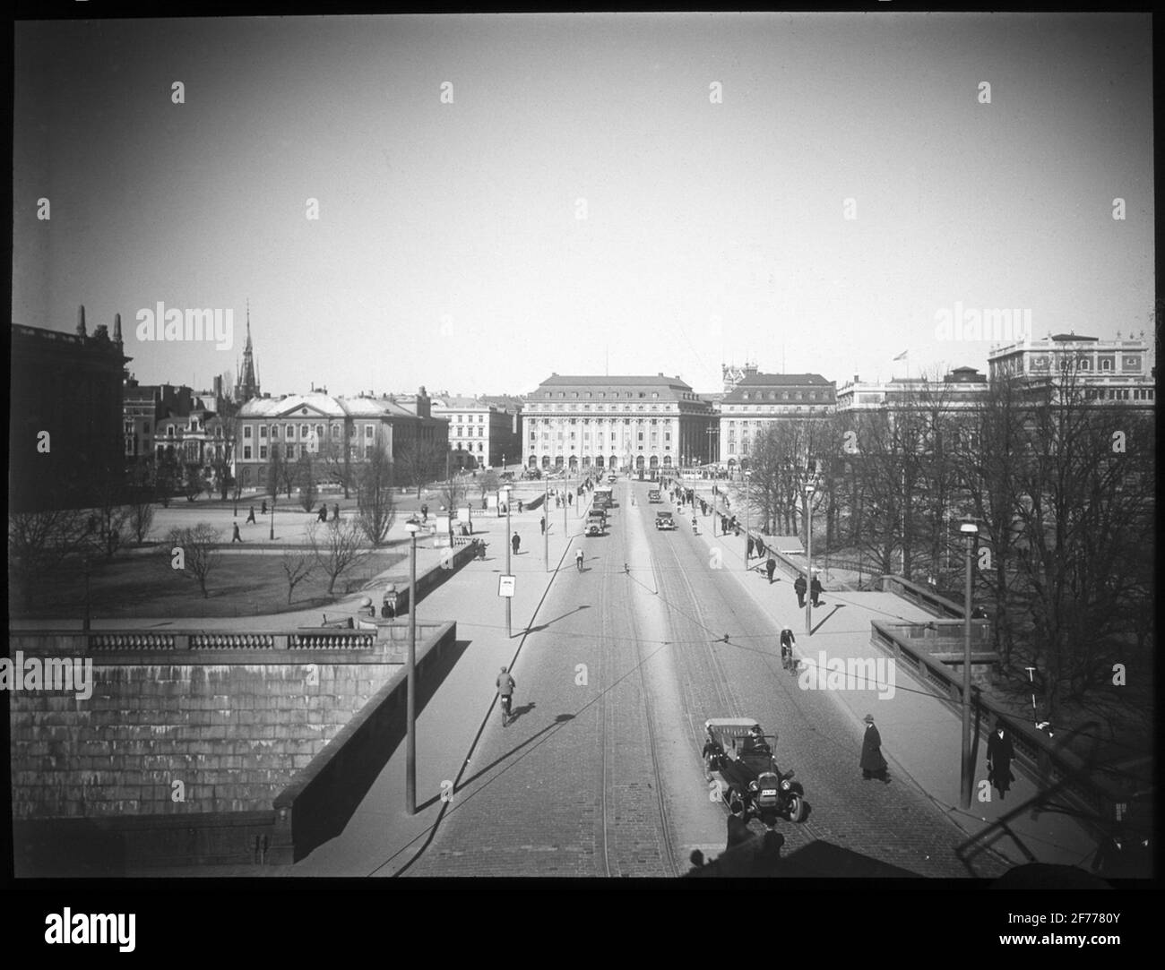 Image de Skioticon du Département de la photographie de l'Institut royal de technologie. Utilisation par le professeur Helmer Bäckström comme matériel de conférence. Bäckström a été le premier professeur suédois de photographie au Royal Institute of Technology de Stockholm de 1948 à 1958. Trois photos prises du même point (du château à la place Gustav Adolfs, Stockholm). Cette image est prise avec des optiques d'une distance focale de 9 cm. Comparez SKC6356 et SKC6357.pour plus d'informations, voir: Bäckström, Helmer. Manuel photographique. Nature et culture. Stockholm. 1942. p. 58. Banque D'Images