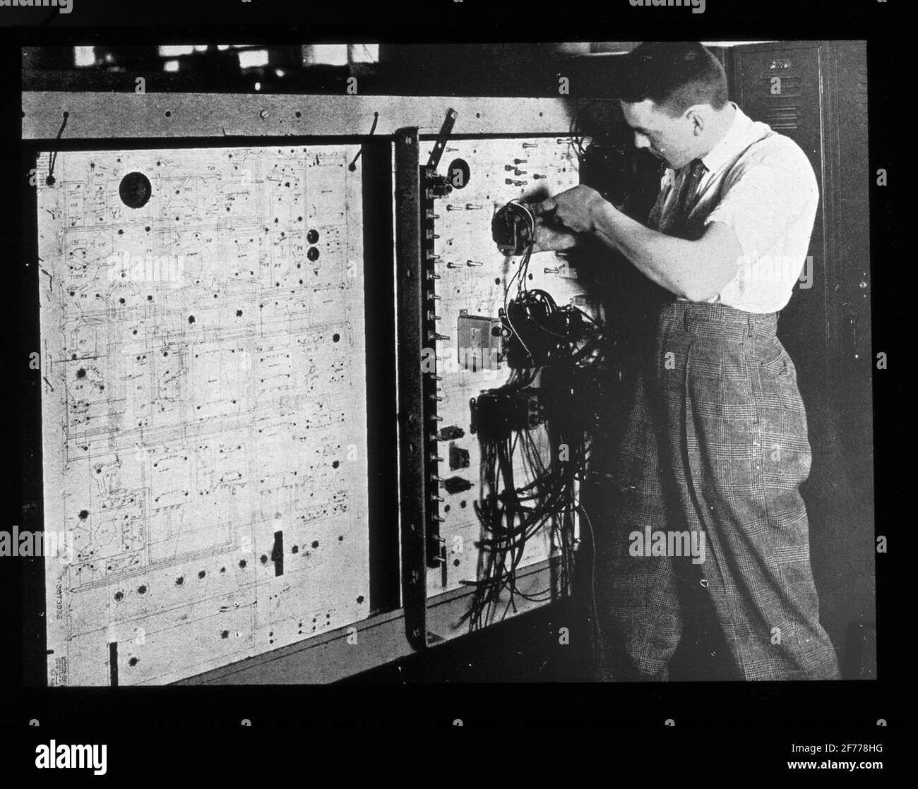 Image de Skioticon du Département de la photographie de l'Institut royal de technologie. Utilisation par le professeur Helmer Bäckström comme matériel de conférence. Bäckström a été le premier professeur suédois de photographie au Royal Institute of Technology de Stockholm de 1948 à 1958. Les panneaux de commande résistés sont montés à l'aide des schémas de circuit collés directement à l'arrière du panneau de commande au département de commande de la société General Electric Schenecty.pour plus d'informations se: Tupholme, C.H.S. Photographie en ingénierie. Faber & Faber. Londres. 1945. p. 32-33. Banque D'Images