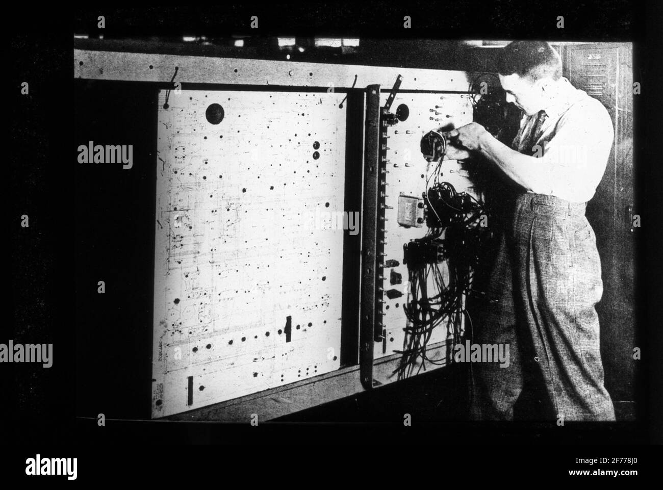 Image de Skioticon du Département de la photographie de l'Institut royal de technologie. Utilisation par le professeur Helmer Bäckström comme matériel de conférence. Bäckström a été le premier professeur suédois de photographie au Royal Institute of Technology de Stockholm de 1948 à 1958. Les panneaux de commande résistifs sont montés à l'aide des schémas de circuit collés directement à l'arrière du panneau de commande au département de commande de la société General Electric Schenectady.Tupholme, C.H.S. Photographie en ingénierie. Faber & Faber. Londres. 1945. p. 32-33. Banque D'Images
