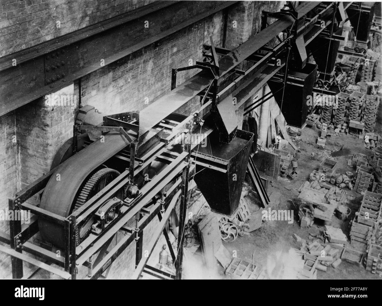 Les ouvrages de Sandviken (Sandvikens Jernverk). Convoyeur fondateur. Notez les essuie-glaces, à savoir, au premier plan, un en forme de charrue, puis deux essuie-glaces obliques. Banque D'Images