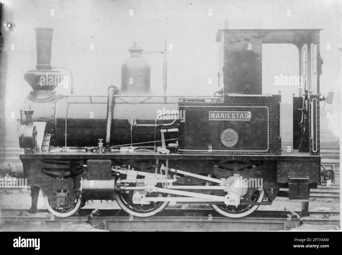 La locomotive MKJ 4 a été fabriquée en 1899 à l'atelier mécanique de Kristinehamn, Kristinehamn. locomotive à 6 roues et 4 réservoirs couplés. Diamètre du cylindre : 240, longueur : 360, diamètre d'entraînement : 960, empattement fixe : 2800, longueur de voie : 891, toutes mesurées en millimètres. Pression de vapeur : 10 atm. Traction: 1404 kilogrammes. Poids en service: 14000 kilos. L'espace de la boîte en carbone : 400 kilos. L'espace du réservoir d'eau : 1470 litres. Prix: £ 15,000. Banque D'Images