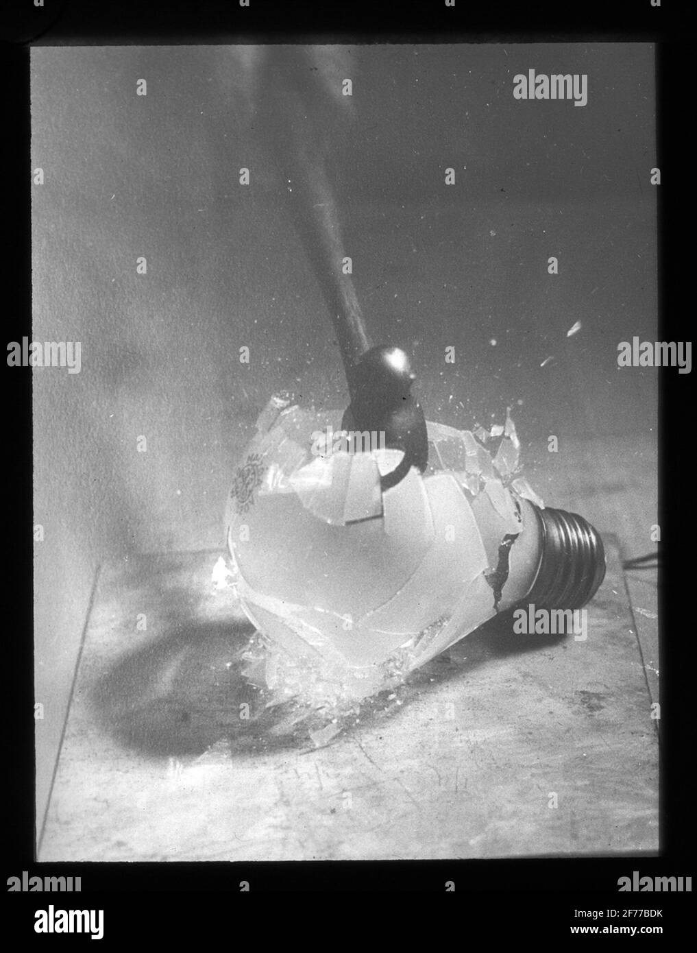 Image de Skioticon du Département de la photographie de l'Institut royal de technologie. Utilisation par le professeur Helmer Bäckström comme matériel de conférence. Bäckström a été le premier professeur suédois de photographie au Royal Institute of Technology de Stockholm 1948-1958.ultrarapid. Photographie à grande vitesse. Marteau contre bulbe.pour plus d'info Voir: Bäckström, Helmer. Manuel photographique. Autre édition révisée. Nature et culture. Stockholm. 1948. p. 882. Banque D'Images