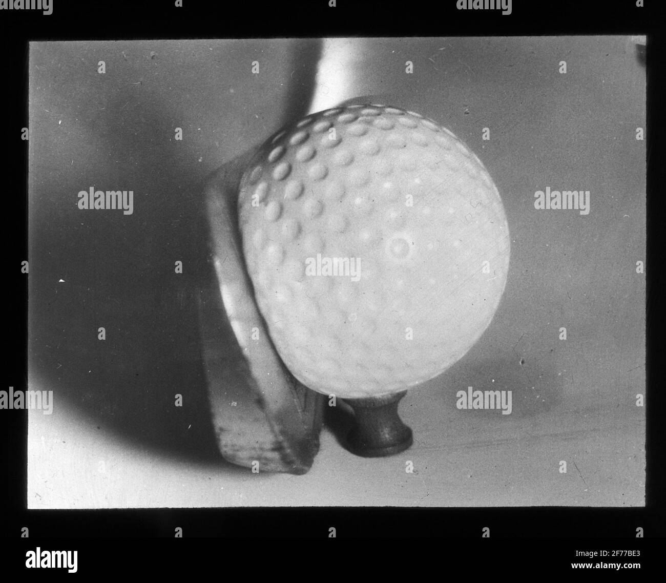 Image de Skioticon du Département de la photographie de l'Institut royal de technologie. Utilisation par le professeur Helmer Bäckström comme matériel de conférence. Bäckström a été le premier professeur suédois de photographie au Royal Institute of Technology de Stockholm de 1948 à 1958. Vitesse élevée ​​Photography. Sous-agrandissement de l'image SKC6692. Une balle de golf compactée par le club. Banque D'Images