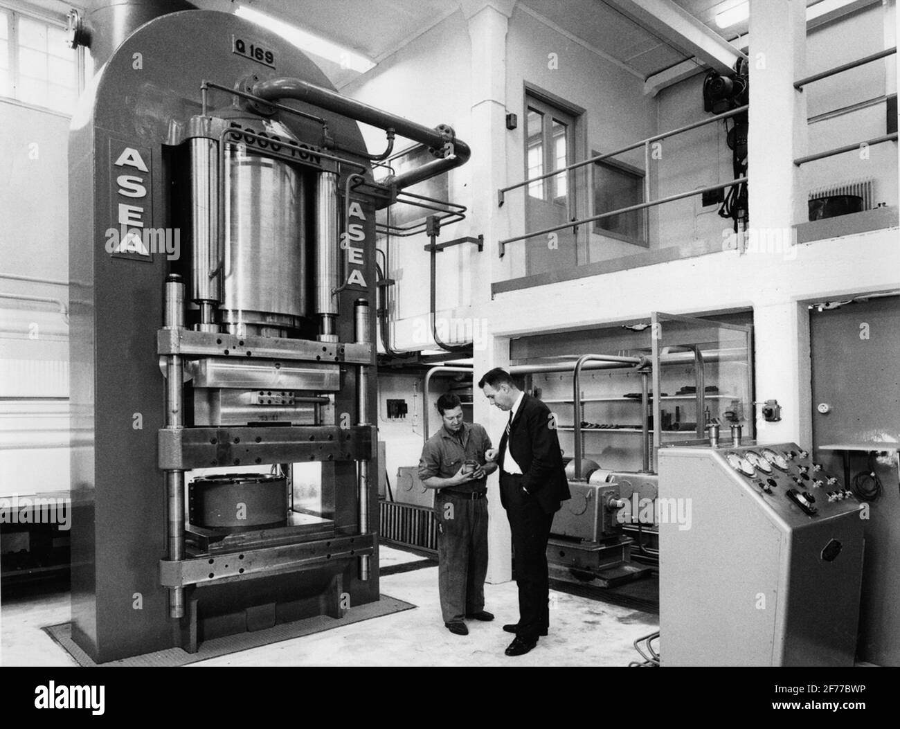 Laboratoire haute pression D'ASEA à Robertsfors. Inauguré le 1er septembre 1965. 5000 tonnes de Quintuspress pour une utilisation à froid et sans à-coups. Banque D'Images