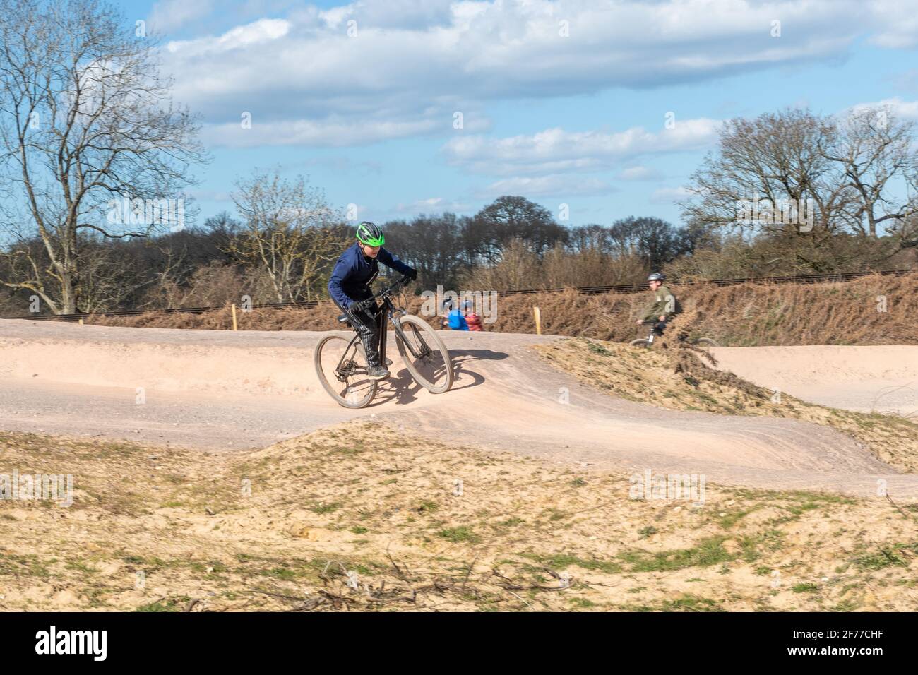 Piste cyclable Mountain et BMX au parc national d'Edenbrook avec cyclistes, Fleet, Hampshire, Royaume-Uni Banque D'Images