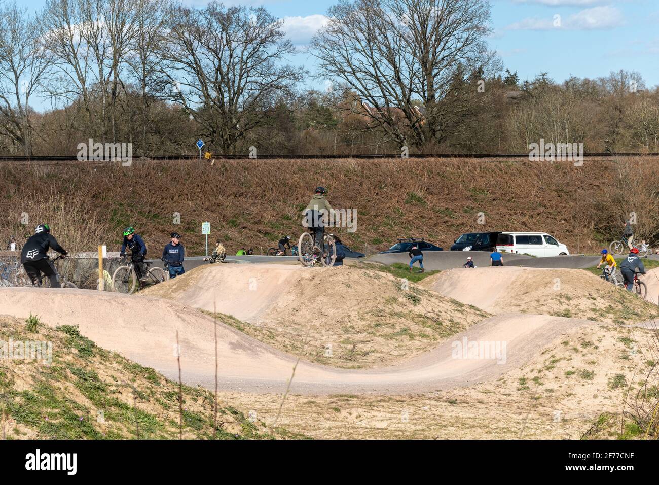 Piste cyclable Mountain et BMX au parc national d'Edenbrook avec cyclistes, Fleet, Hampshire, Royaume-Uni Banque D'Images