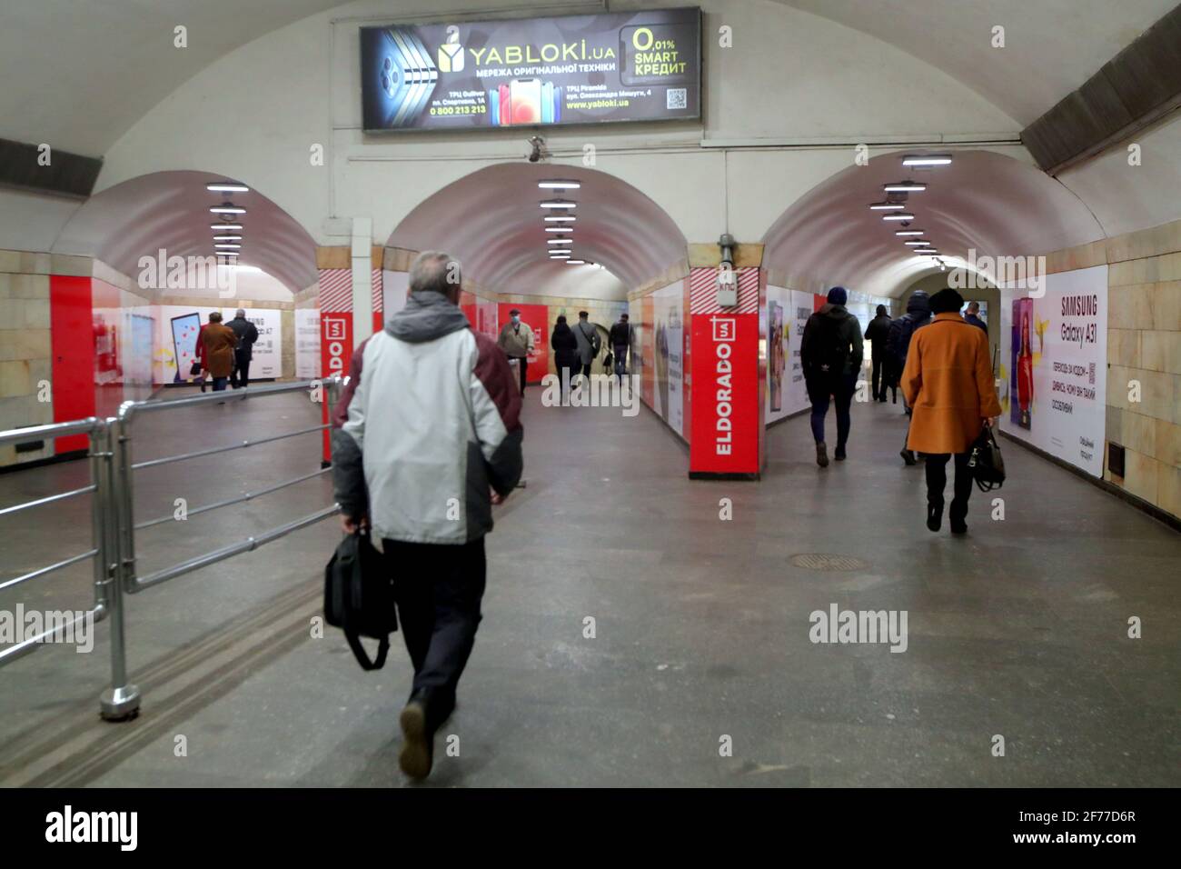 KIEV, UKRAINE - 5 AVRIL 2021 - les passagers utilisent un échangeur sur le métro de Kiev, Kiev, capitale de l'Ukraine. Du 5 avril au 16 avril, en commun Banque D'Images
