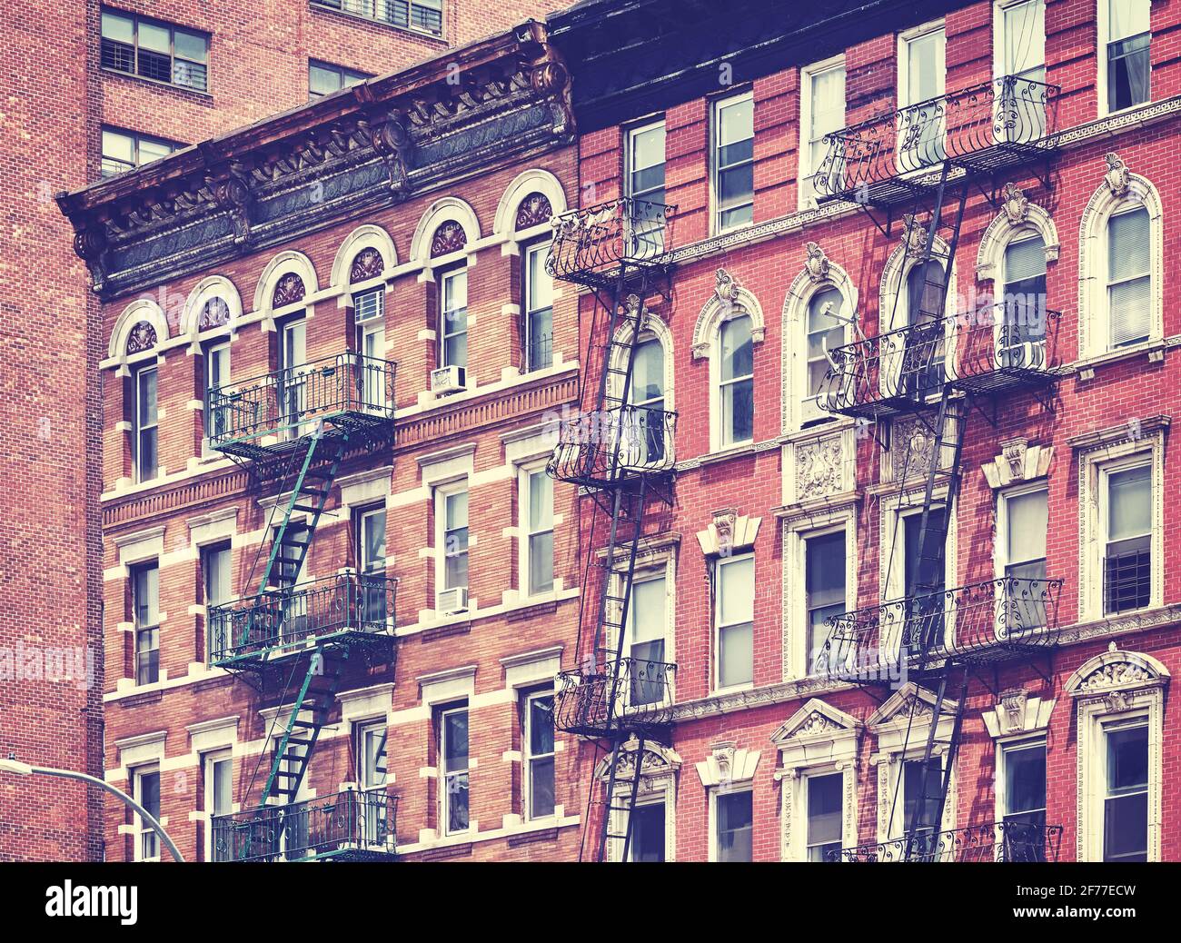 Vieux bâtiments en briques avec des évasions de feu, couleurs appliquées, New York City, Etats-Unis. Banque D'Images
