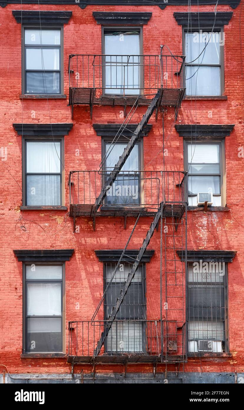 Ancien bâtiment en brique rouge avec évacuation au feu, New York City, États-Unis. Banque D'Images