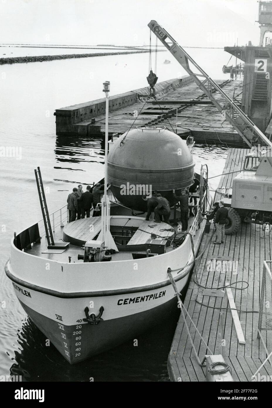 Chargement du convoyeur sphérique sur la flèche de ciment du bateau, pour le transport maritime de ciment. Banque D'Images