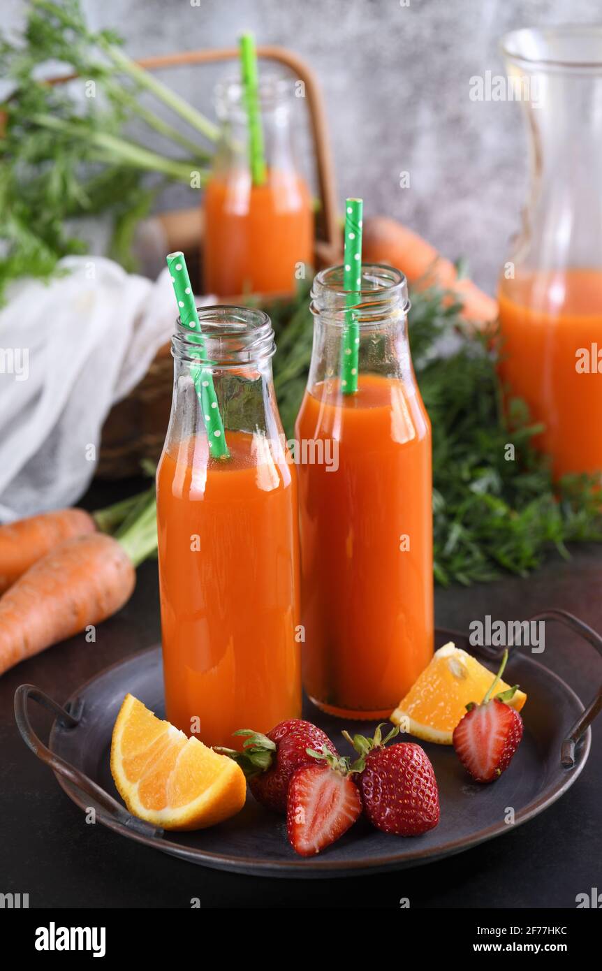 Boisson détox. Jus d'orange fraîchement préparé aux fraises de carotte. Pour ceux qui surveillent leur santé Banque D'Images