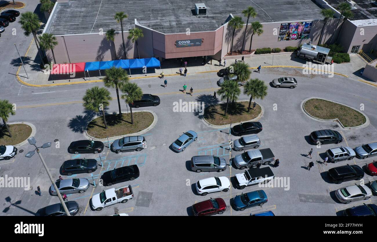 (NOTE DE LA RÉDACTION : image prise avec drone)vue aérienne, les gens vus arriver pour recevoir des coups de COVID-19 sur un site de vaccination dans un ancien magasin Sears du Lake Square Mall le premier jour où des adultes de Floride de tout âge sont devenus admissibles à la vaccination. Banque D'Images