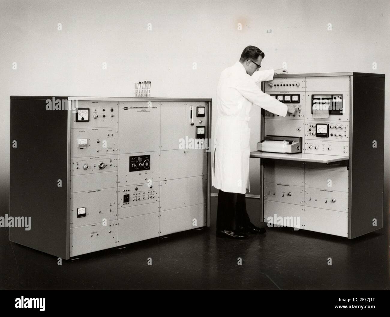 Chromatographe GASK - spectromètre de masse. Pour la séparation et l'analyse des substances biologiques, en quantités jusqu'à 1/100,000,000, grammes. LKB Products AB, Bromma, 1965. Banque D'Images