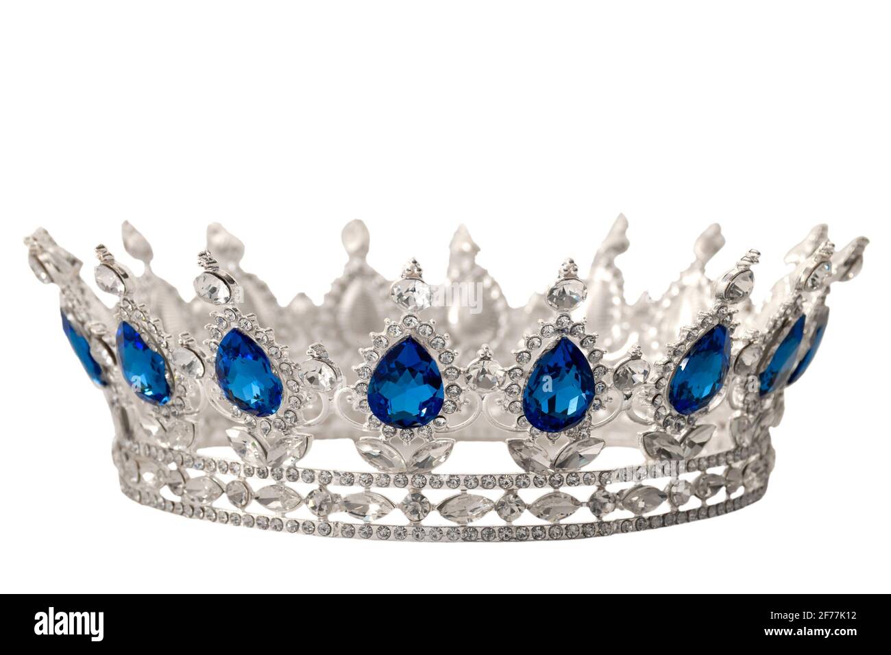 Grand gagnant du concours de beauté, accessoire de mariée pour mariage et couronne royale pour un concept de reine avec un tiara d'argent recouvert de cristaux, de diamants et de saphis bleus Banque D'Images