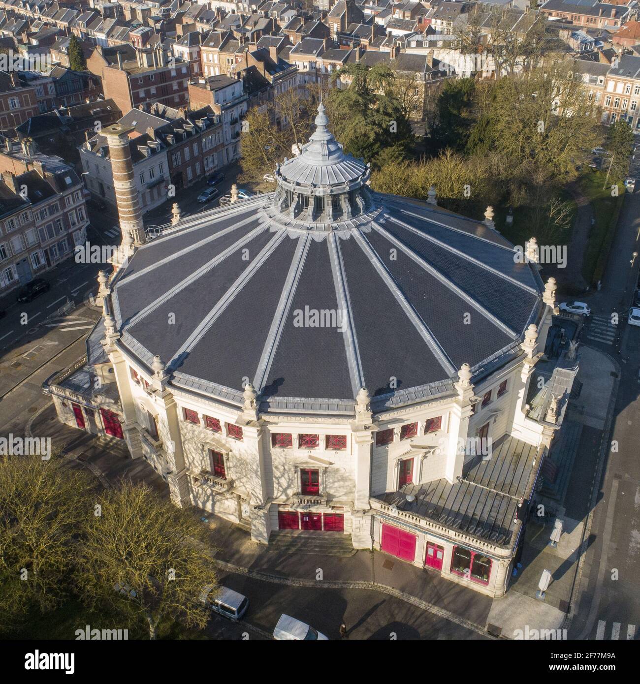 France, somme, Amiens, Cirque municipal construit en 1889 et appelé Cirque  Jules Verne depuis 2003 (vue aérienne Photo Stock - Alamy