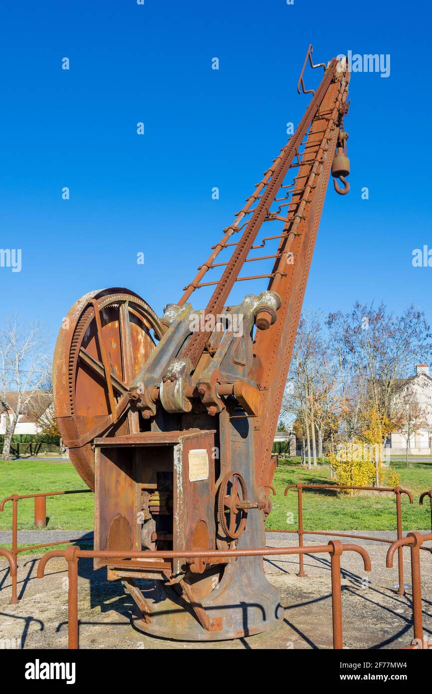 Grue de chantier disutilisée dans le parc du patrimoine industriel, le blanc, Indre (36), France. Banque D'Images