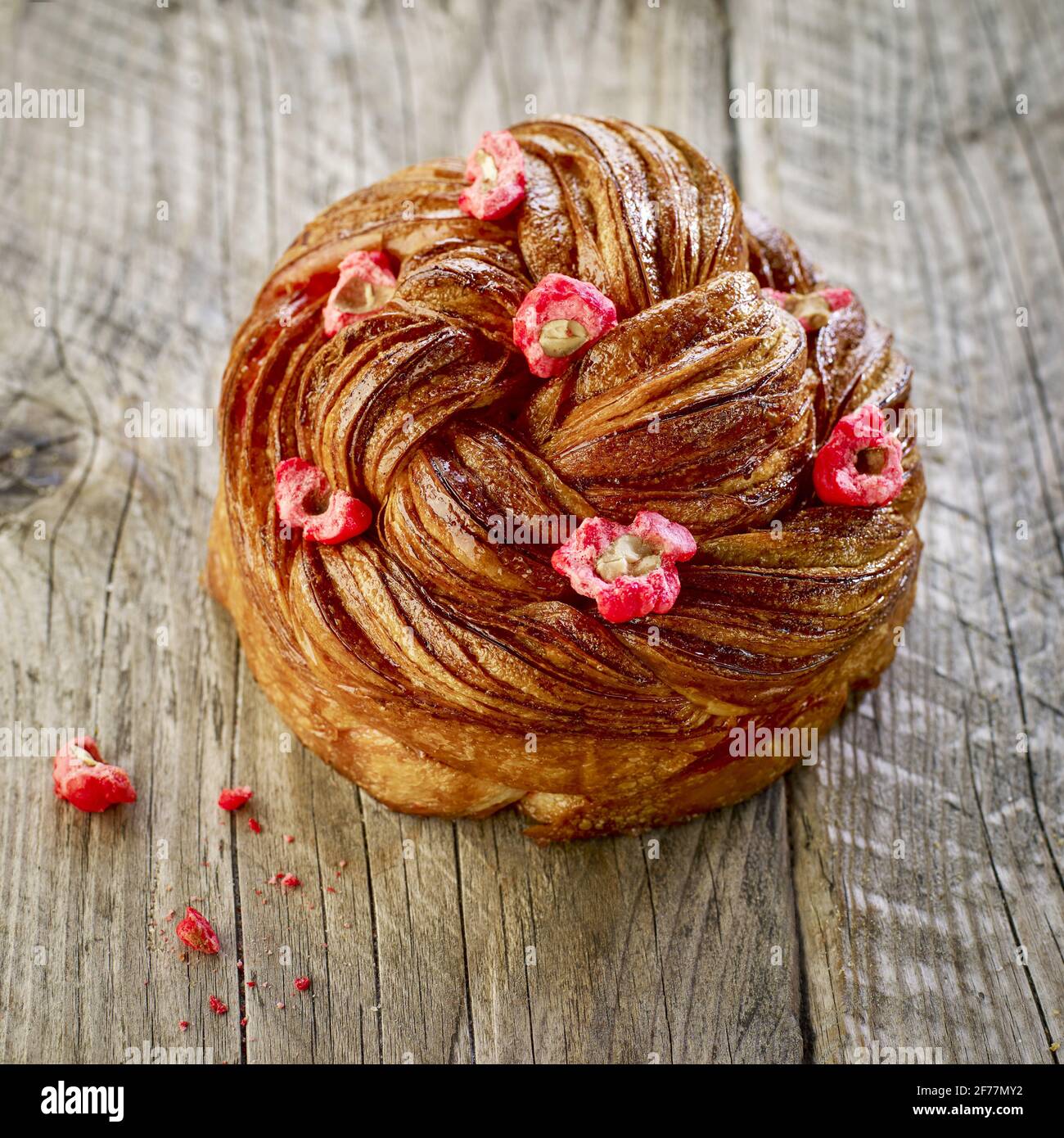France, Paris, boulangerie et pâtisserie Arlette et Colette, brioche tressée à la praline rose Banque D'Images