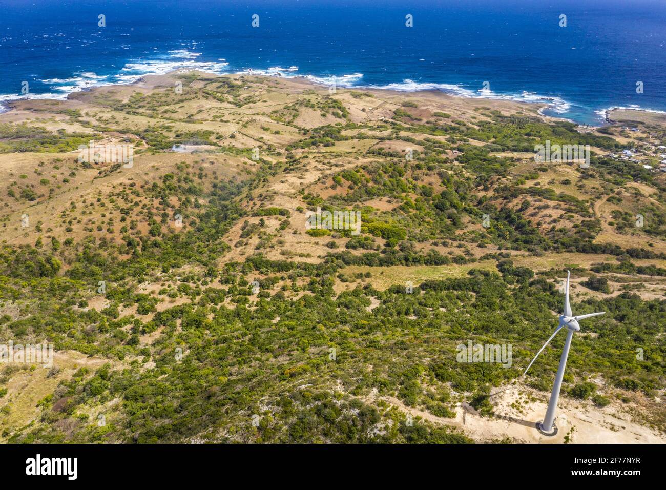 France, Caraïbes, Antilles Françaises, Guadeloupe, Ile de la Désirade, Baie-Mahault, vue de la côte depuis les éoliennes sur le plateau de Morne Cybele (vue aérienne) Banque D'Images