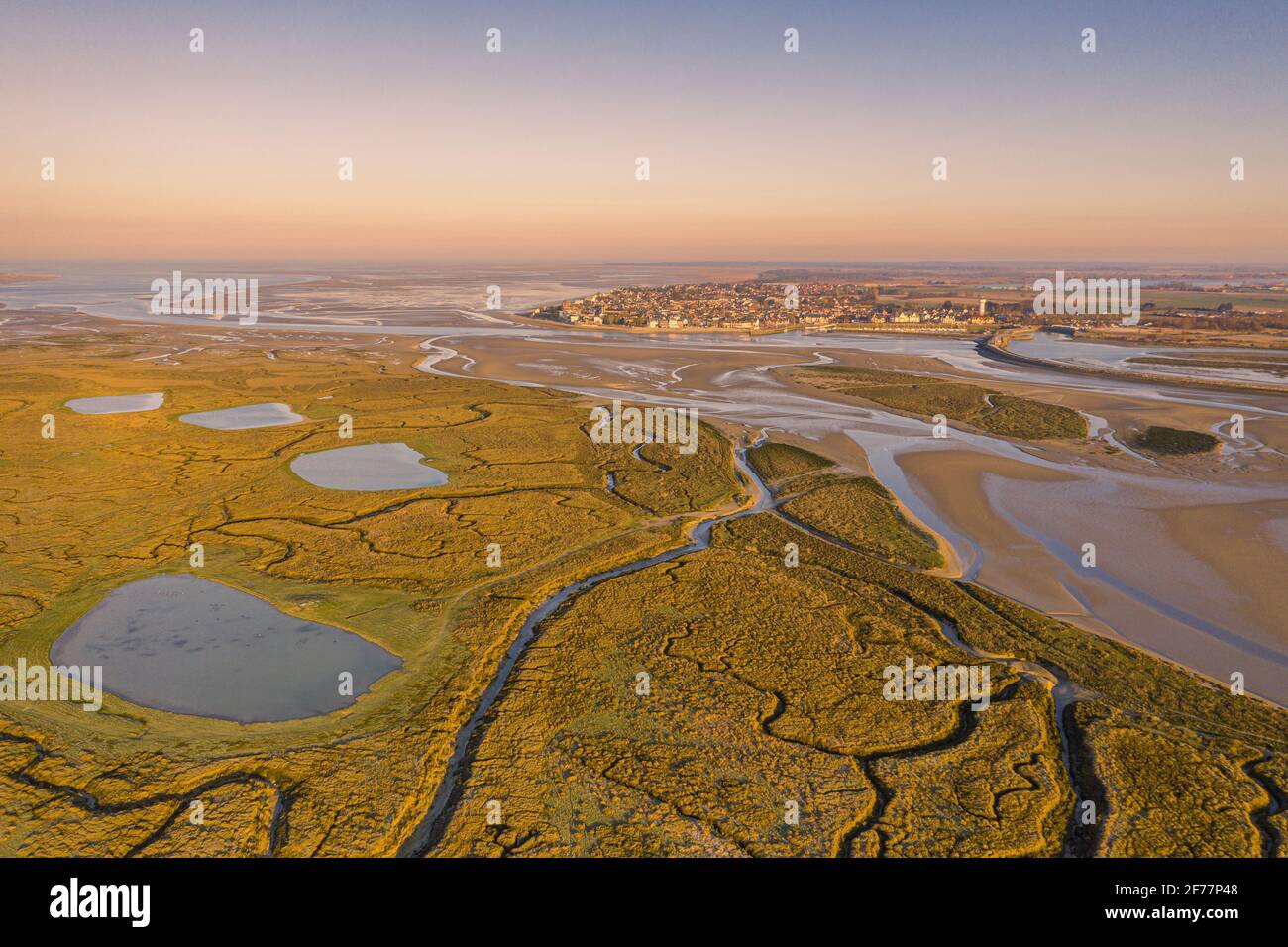 France, somme, Baie de somme, le Crotoy, coucher de soleil sur la baie de somme avec la ville de le Crotoy en arrière-plan (vue aérienne) Banque D'Images