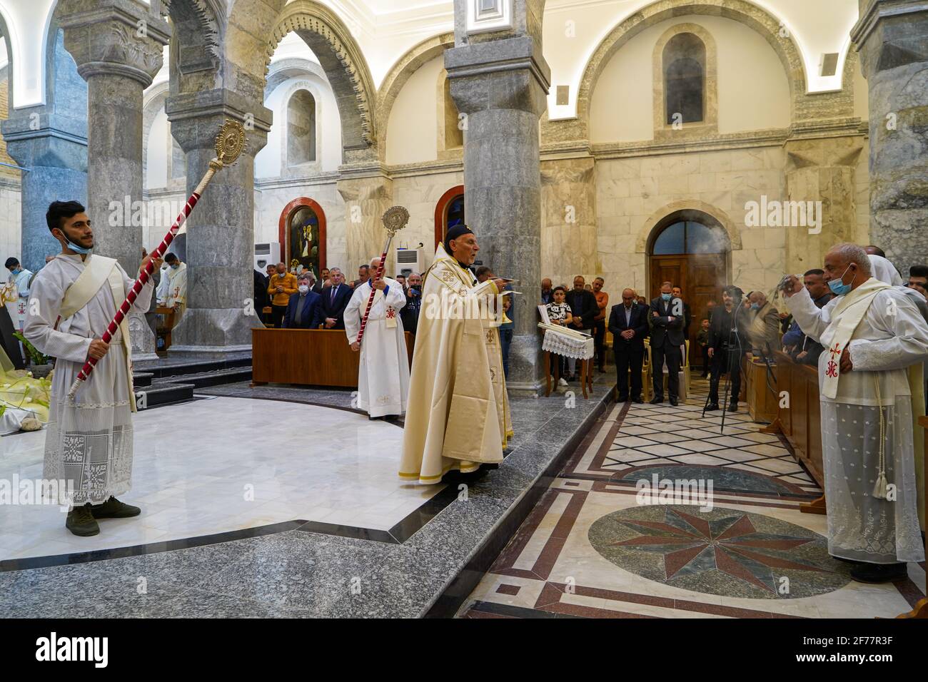 Le Priest irakien prêche pendant la messe de Pâques à l'église Grand Immaculée (al-Tahira-l-Kubra) dans la ville de Qaraqosh (Al-Hamdaniya), à 30 kilomètres au sud-est de la ville de Mossoul.Easter est considéré comme la plus grande et la plus grande fête chrétienne, Comme il commémore la résurrection du Christ des morts après trois jours de sa crucifixion et de sa mort, tel qu'écrit dans le Nouveau Testament, dans lequel le Grand Carême qui dure habituellement quarante jours se termine. Au cours de la liturgie, les hymnes sont chantés, des parties de l'ancien Testament de la Bible sont récitées, les hymnes de la Hallelujah sont récités et l'Evangile de la R Banque D'Images