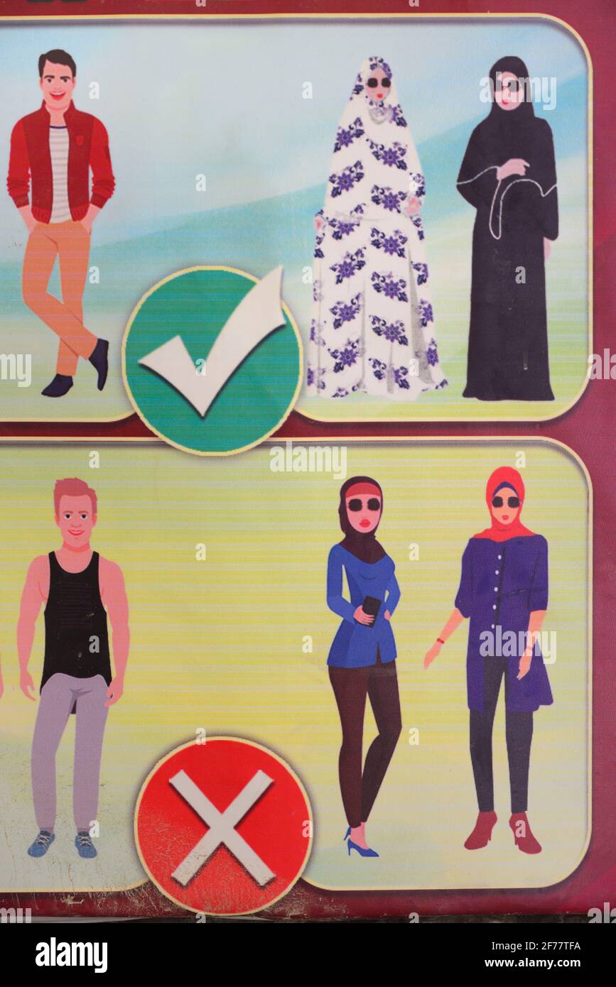 Iran, Kashan, entrée de la mosquée Agha Bozorg, rappel du code vestimentaire Banque D'Images