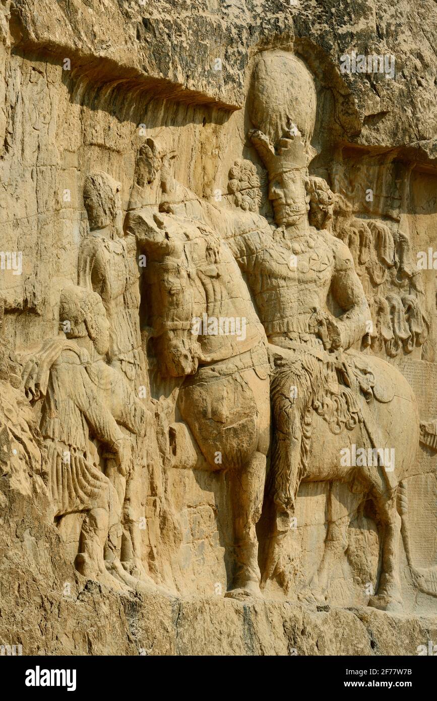 Iran, environs de Persepolis, nécropole de Naqsh-e Rostam, reliefs de rochers montrant le triomphe du roi Sasanien Shapur I à cheval, sur l'empereur romain Valérien qui lui est en soumission Banque D'Images