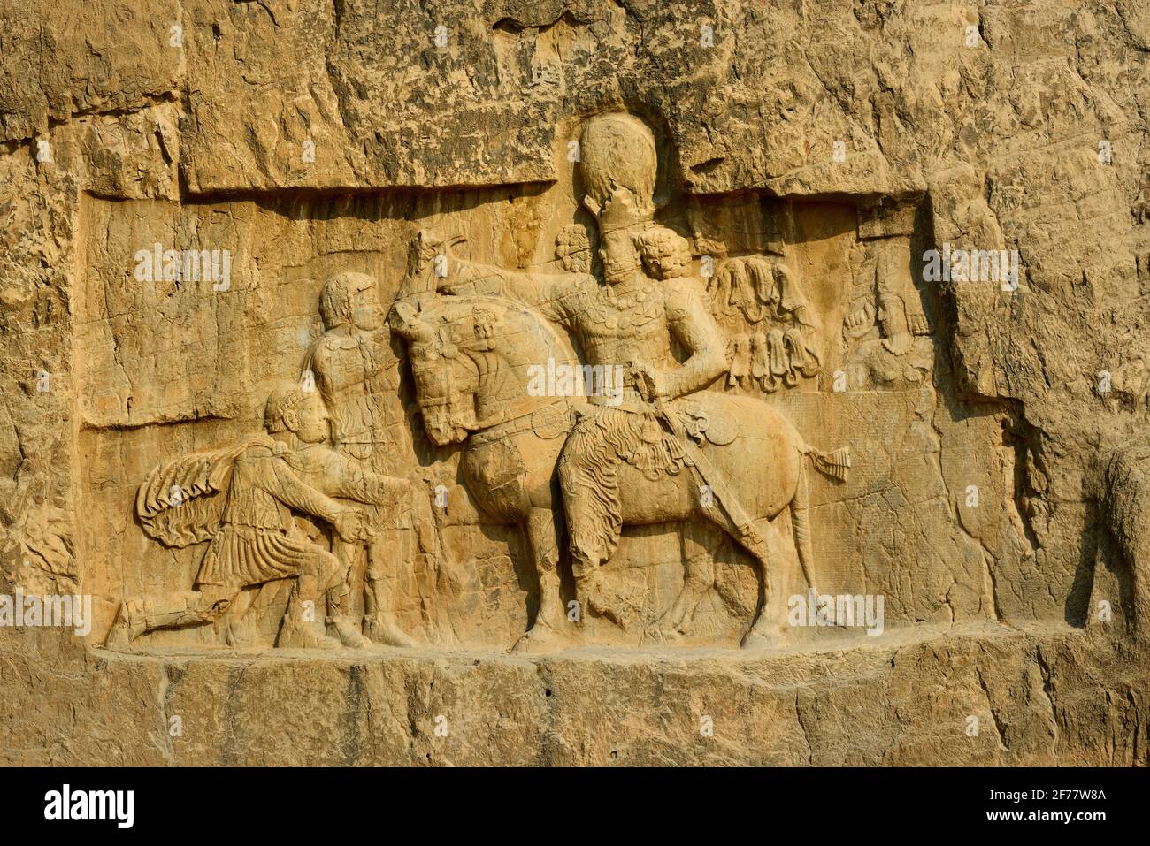 Iran, environs de Persepolis, nécropole de Naqsh-e Rostam, reliefs de rochers montrant le triomphe du roi Sasanien Shapur I à cheval, sur l'empereur romain Valérien qui lui est en soumission Banque D'Images