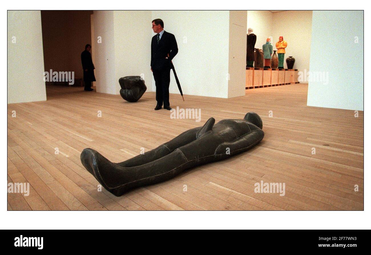 The Tate Modern Gallery May 2000Artist Antony Gormley sculptures in Le nouveau Tate Modern qui a été ouvert par la Reine Banque D'Images