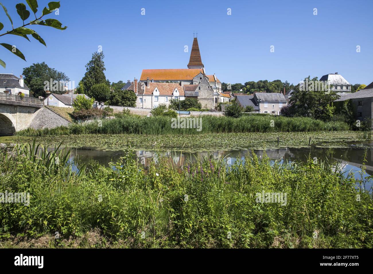 France, Indre et Loire, vallée de la Loire classée au patrimoine mondial de l'UNESCO, Preuilly-sur-Claise, l'église Saint-Pierre, ancienne église abbatiale de style romano-byzantin, possède un clocher unique en Touraine avec carreaux de Bourgogne émaillés Banque D'Images