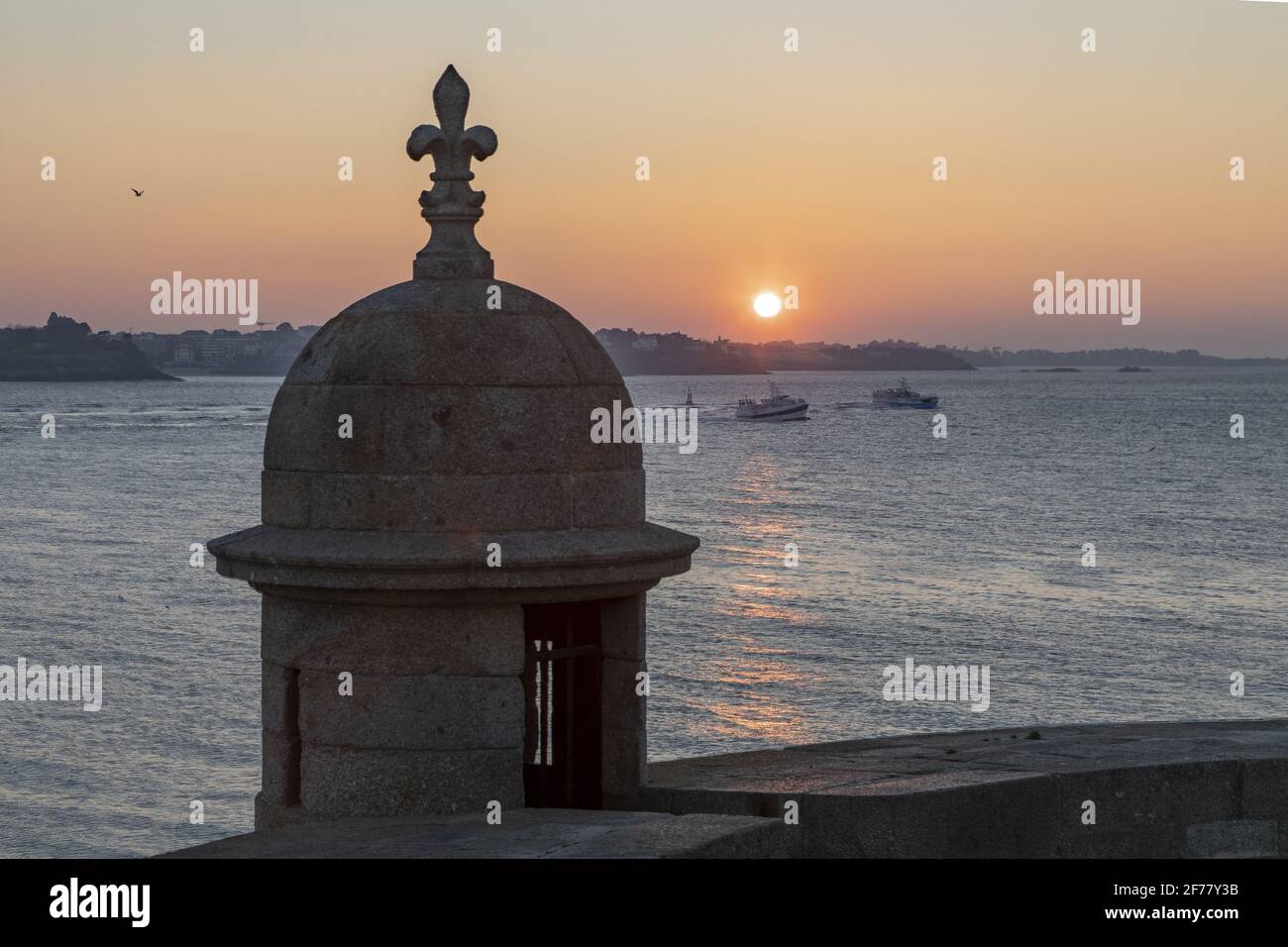 France, Ille et Vilaine, Côte d'Emeraude, Saint Malo, les remparts de la ville fortifiée, bastion de Saint Philippe au coucher du soleil Banque D'Images