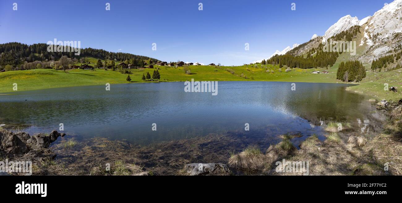 France, haute Savoie, la Clusaz, Lac des Confins (1358 m) sentiers  pédestres et VTT autour du lac Photo Stock - Alamy