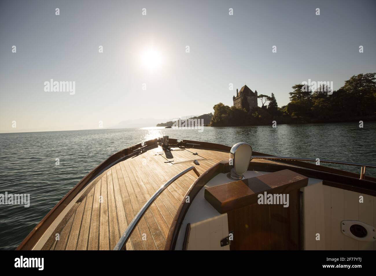 France, haute-Savoie, Lac Léman, Yvoire, les plus Beaux villages de France, un bateau en bois sur le lac Léman et le château du XIVe siècle en arrière-plan Banque D'Images