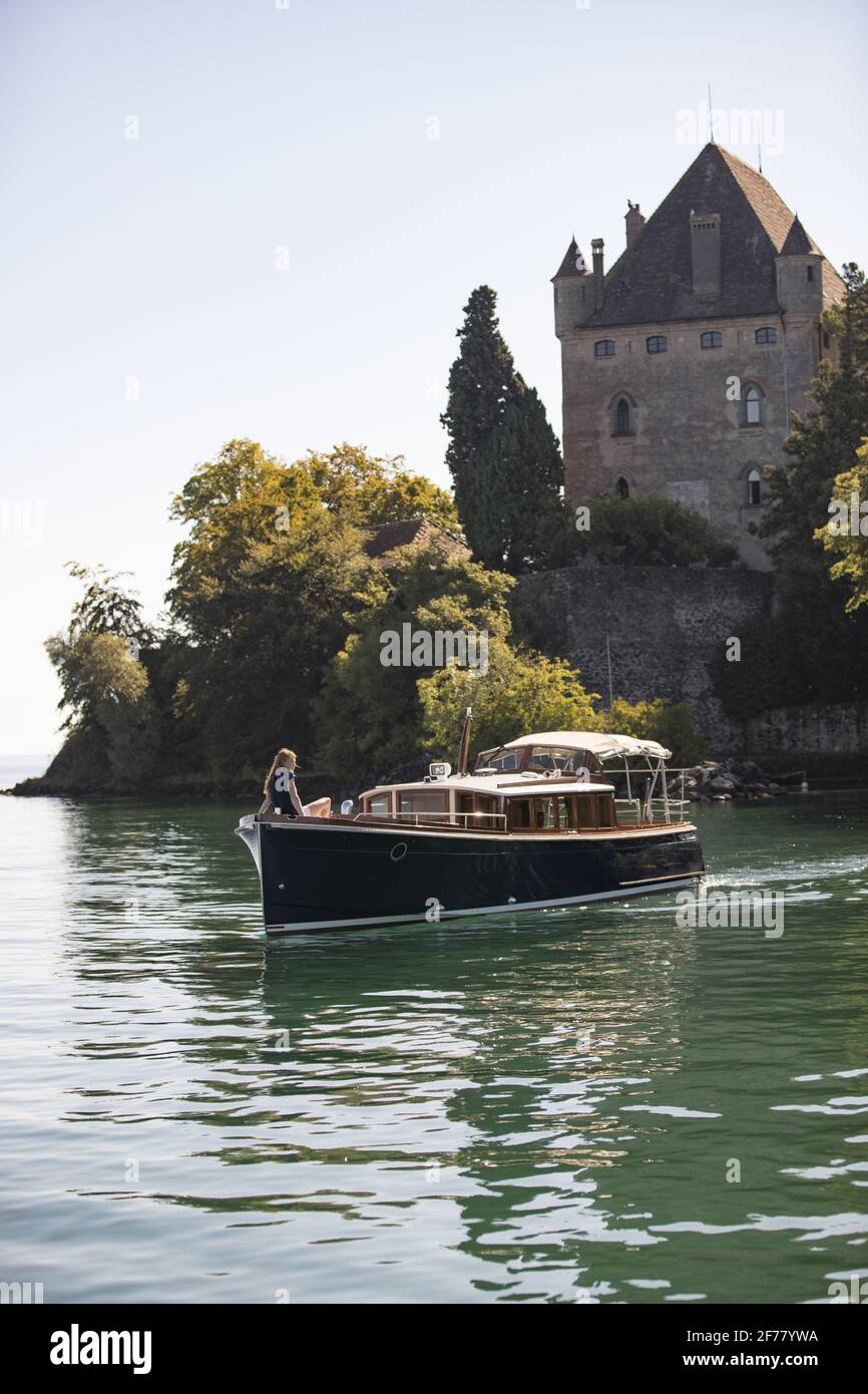 France, haute-Savoie, Lac Léman, Yvoire, les plus Beaux villages de France, un bateau en bois sur le lac Léman et le château du XIVe siècle en arrière-plan Banque D'Images