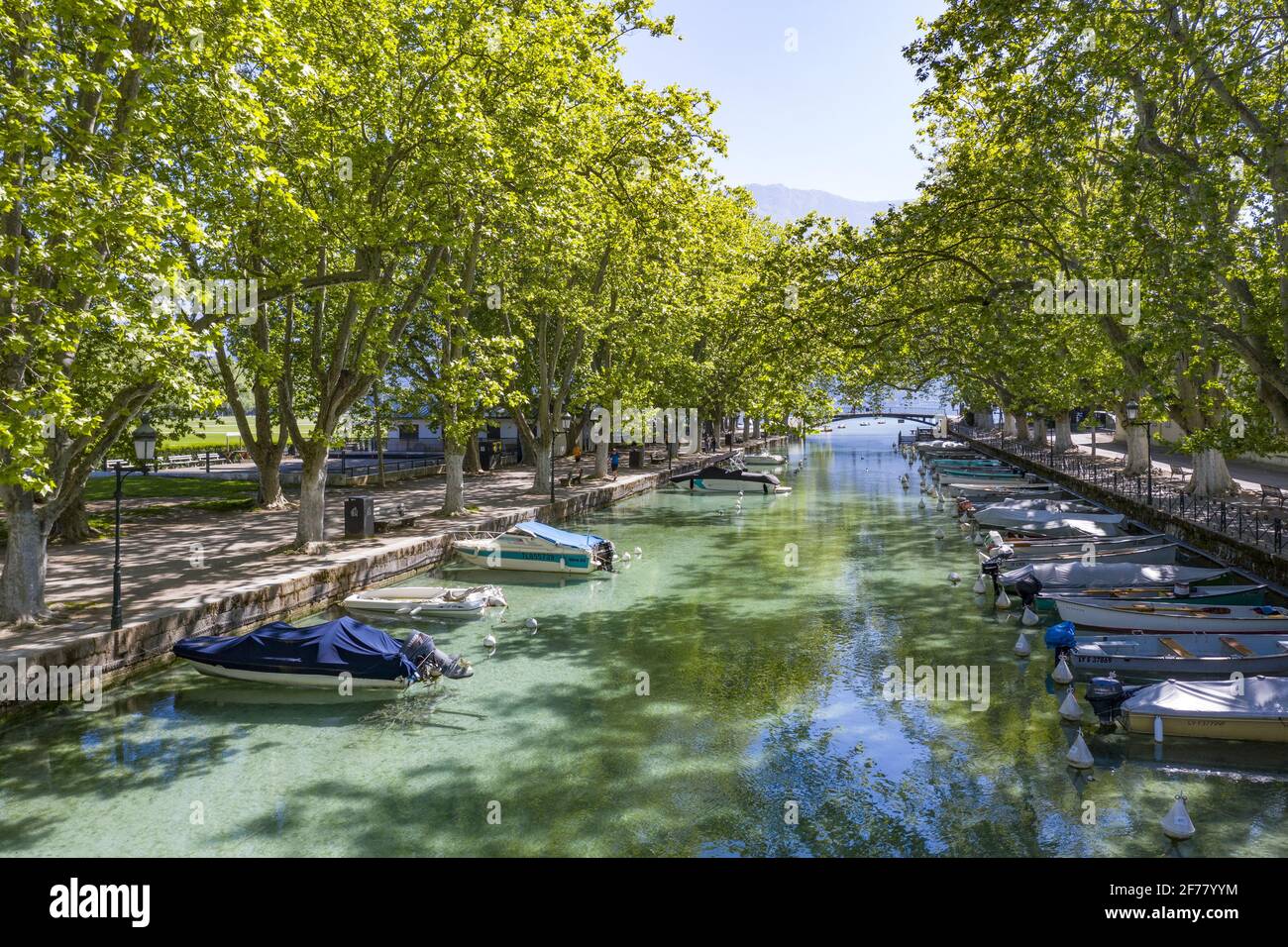 France, haute Savoie, Annecy, bateaux sur le canal du Vassé et le Pont des Amours Banque D'Images