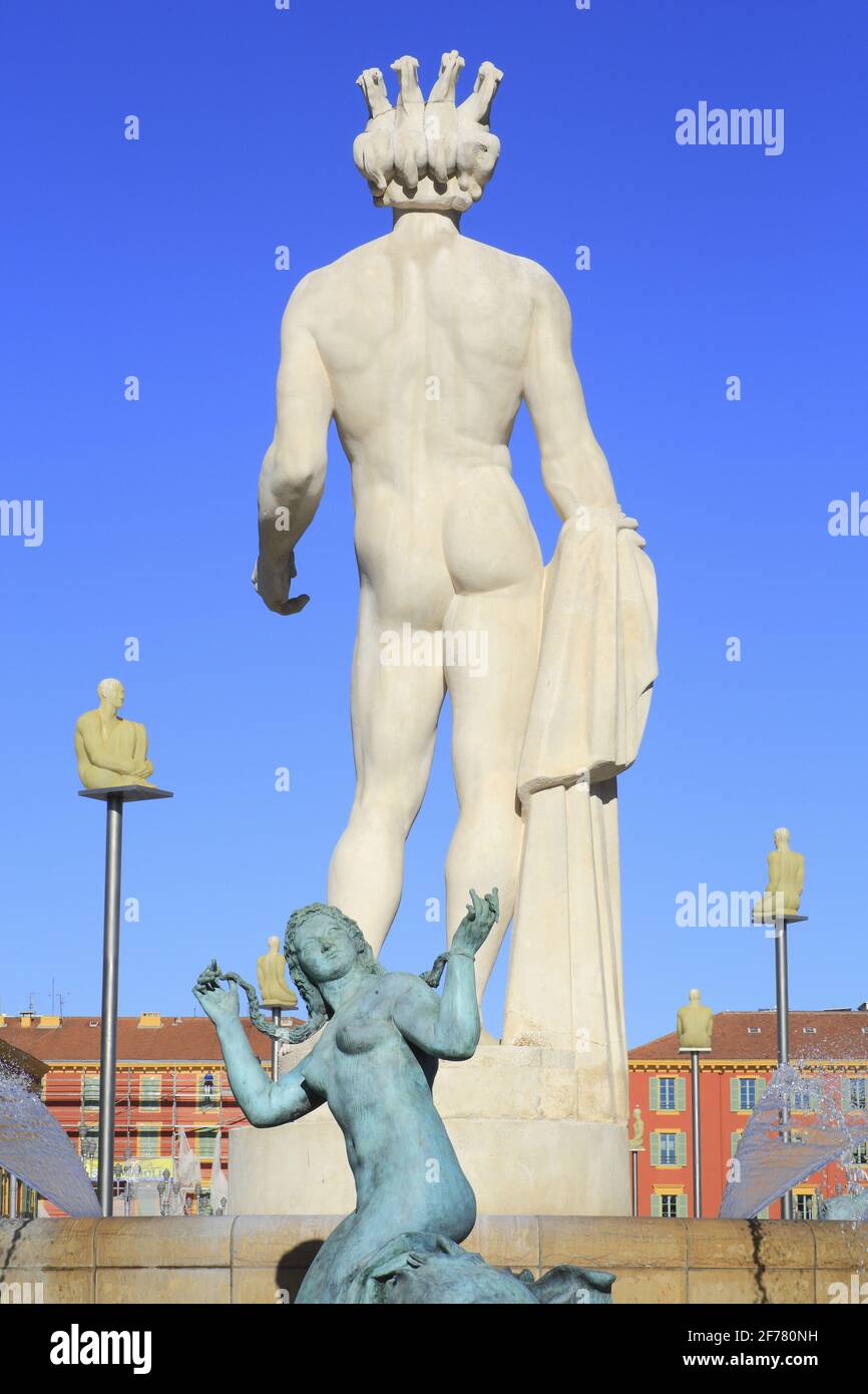 France, Alpes Maritimes, Nice, Fontaine du Soleil avec sa statue en pierre d'Apollon et sa statue en bronze d'Alfred Janniot avec des statues en résine de Jaume Plensa en arrière-plan Banque D'Images