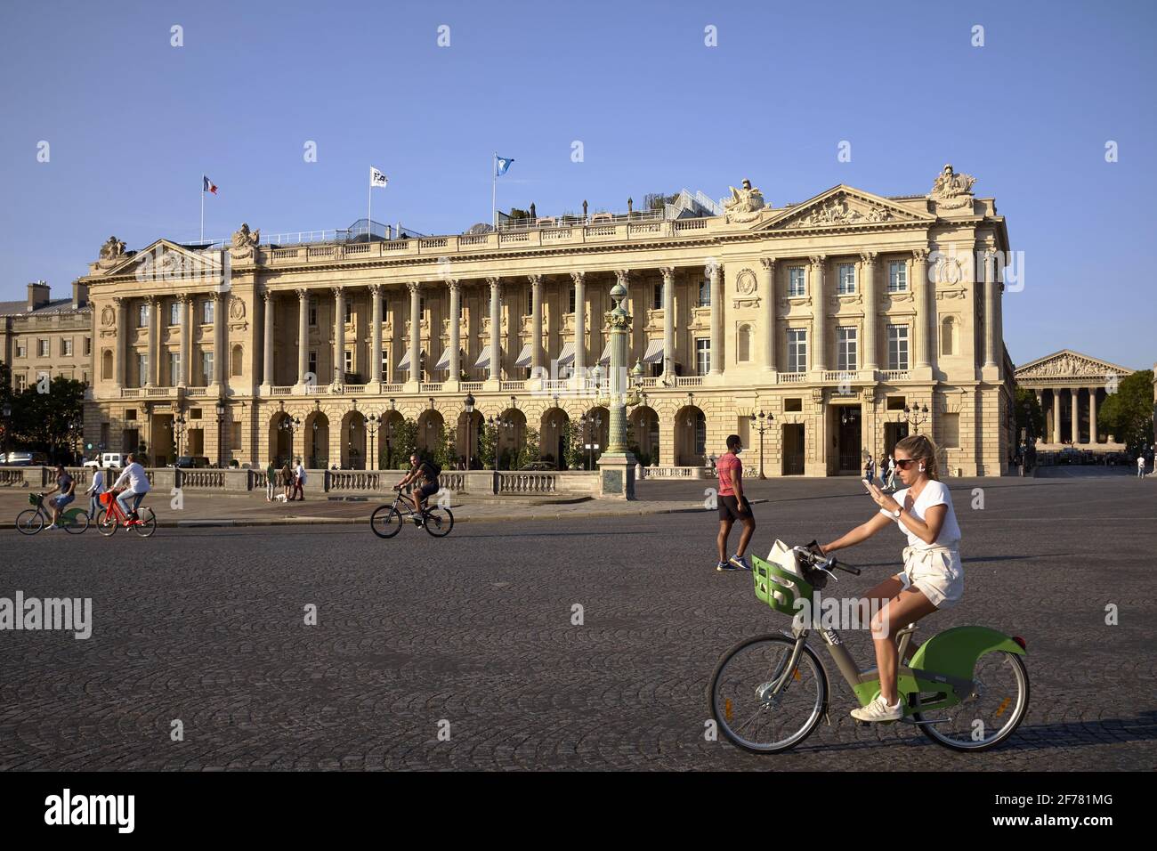 France, Paris, région classée au patrimoine mondial par l'UNESCO, place de la Concorde fermée à la circulation automobile, l'Hôtel de Coislin, un bâtiment qui abrite en partie l'Hôtel Crillon et le siège de la Fédération internationale de l'automobile (FIA) et l'église de la Madeleine en arrière-plan Banque D'Images