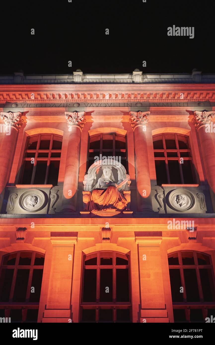 France, Paris, Musée National d'Histoire naturelle, la Grande Galerie de l'Evolution, la façade illuminée, l'allégorie de la Science sculptée par Eugène Guillaume en 1882, entourée par les médaillons d'Etienne Geoffroy Saint Hilaire et de Jean Baptiste de Lamarck Banque D'Images