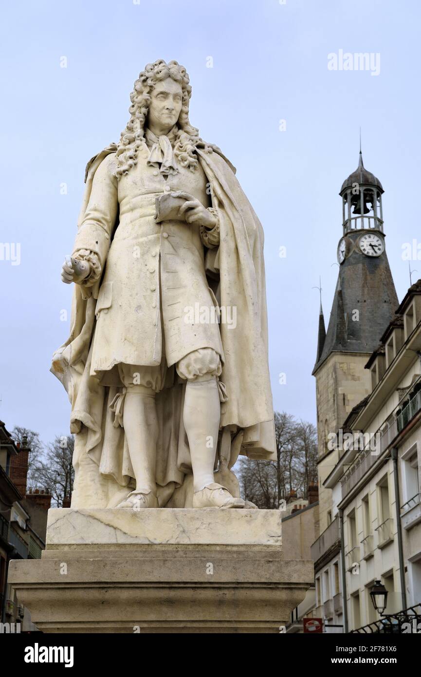 France, Aisne, Château-Thierry, statue de Jean de la Fontaine du sculpteur Charles-René Laitié et tour Balhan en arrière-plan Banque D'Images