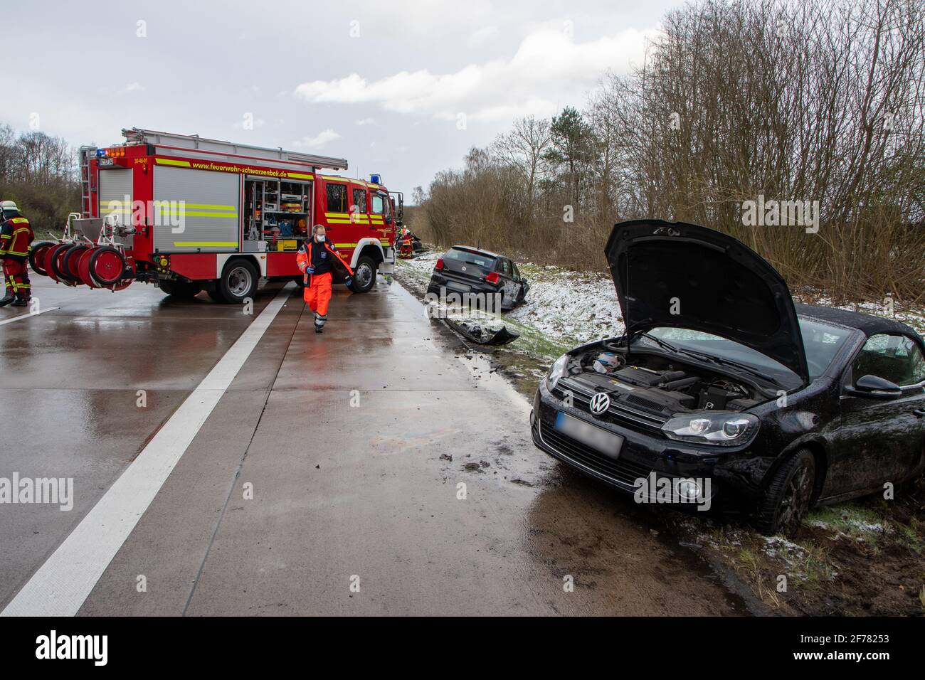 Talkau, Allemagne. 05 avril 2021. Les pompiers sont sur les lieux d'un accident sur l'autoroute 24 à côté de plusieurs voitures impliquées dans un accident. Sur l'A24 entre les jonctions Schwarzenbek et Talkau à un accident impliquant plusieurs voitures. Credit: René Schröder/dpa - ATTENTION: Les plaques d'immatriculation ont été pixélisées pour des raisons juridiques/dpa/Alay Live News Banque D'Images