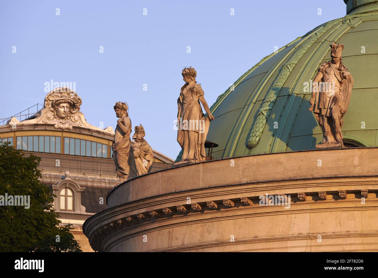 France, Paris, région classée au patrimoine mondial par l'UNESCO, le dôme de l'Hôtel de Salm qui est devenu le Palais de la Légion d'honneur, siège de la grande chancellerie et Musée d'Orsay en arrière-plan Banque D'Images