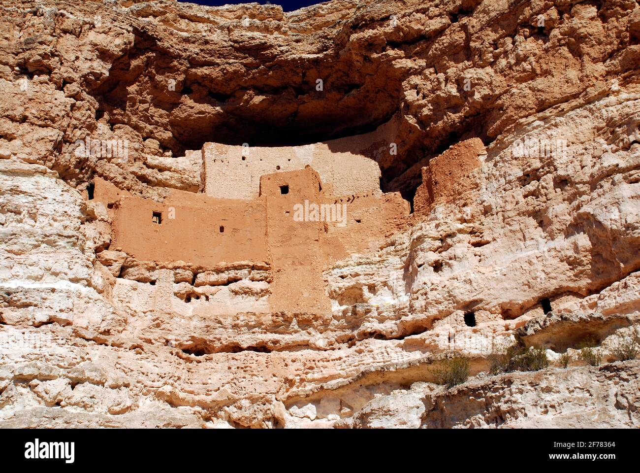 Monument national du château de Montezuma au Camp Verde avec des habitations troglodytiques Cinq étages construits par le peuple Sinagua entre 1100 ET 1425 AD Banque D'Images