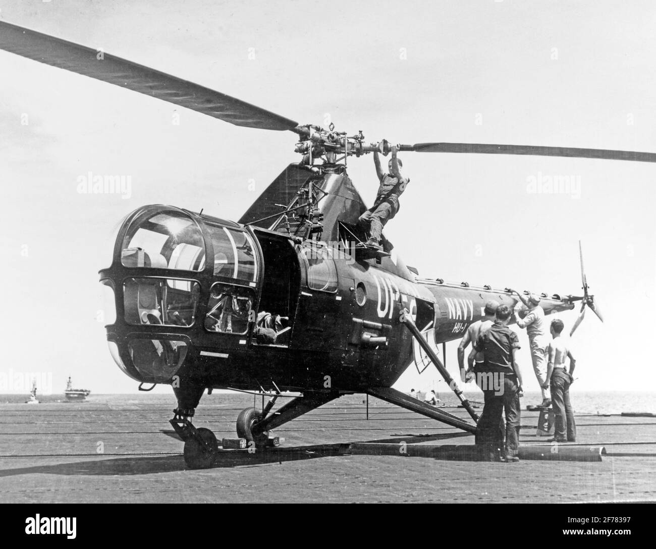 Hélicoptère Sikorsky HO3S-1, hélicoptère utilitaire Squadron One (HU-1) à bord de l'USS Philippine Sea (CV-47) pendant les opérations au large de la Corée, vers le 19 octobre 1950. Le crewman recule du vide avant de démarrer le moteur de l'hélicoptère. Photographie officielle de la marine américaine Banque D'Images Hélicoptère Sikorsky HO3S-1, hélicoptère utilitaire Squadron One (HU-1) à bord de l'USS Philippine Sea (CV-47) pendant les opérations au large de la Corée, vers le 19 octobre 1950. Le crewman recule du vide avant de démarrer le moteur de l'hélicoptère. Photographie officielle de la marine américaine Banque D'Images