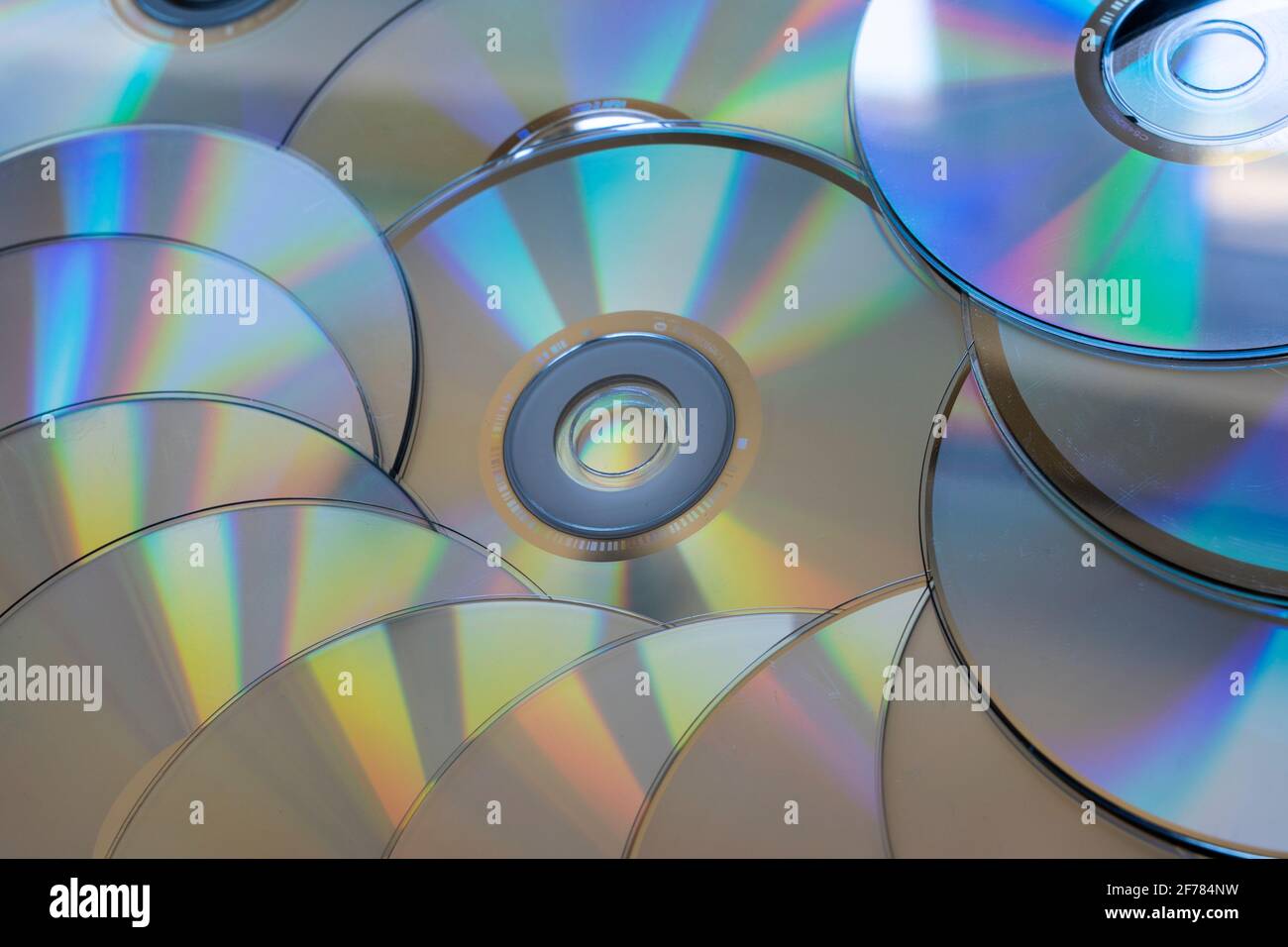 Pile de plusieurs disques compacts (CD), côté argent vers le haut (bas vers le haut / à l'envers). Les CD sont un format de stockage de données sur disque optique numérique Banque D'Images