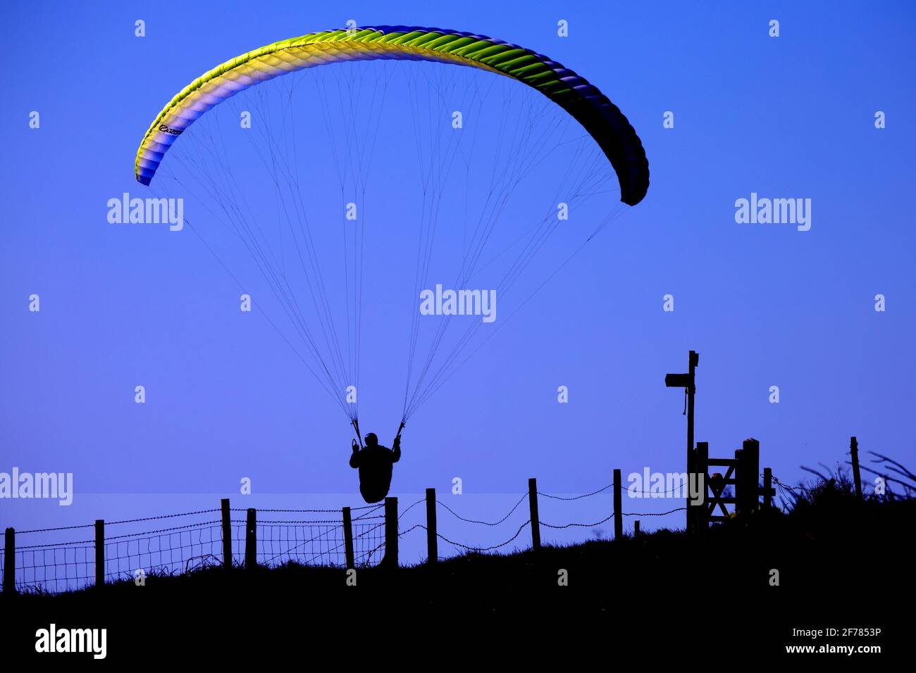 Altitude,parapente,silhouette, falaises,Compton Bay,Ile de Wight,Angleterre,Royaume-Uni, Banque D'Images