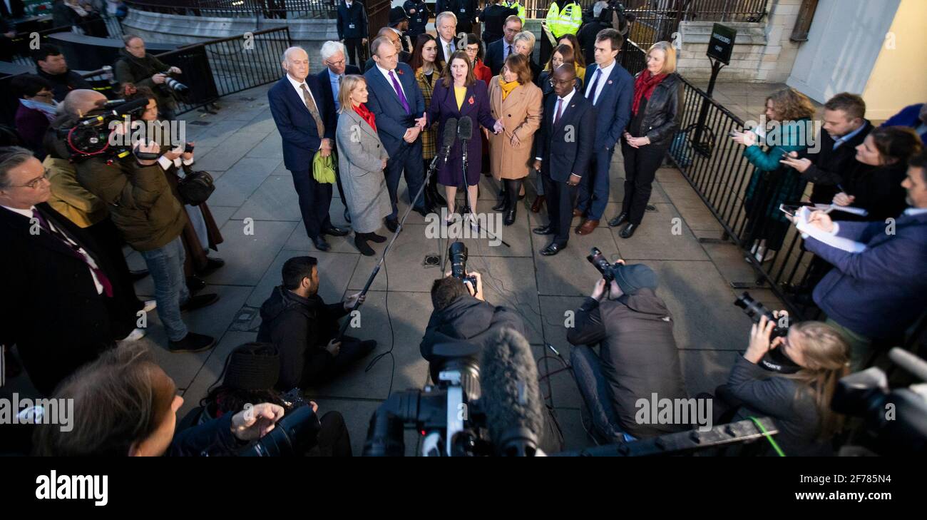 © sous licence de London News Pictures. 30/10/2019. Londres, Royaume-Uni. JO Swinson, chef du Parti libéral démocrate, parle aux médias à l'extérieur des chambres du Parlement de la prochaine élection générale. Crédit photo : George Cracknell Wright/LNP Banque D'Images